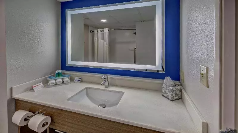 身障者適用スイートルーム, Holiday Inn Express & Suites Crossville, An Ihg