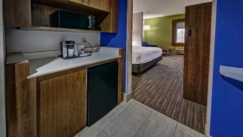 身障者適用スイートルーム, Holiday Inn Express & Suites Crossville, An Ihg