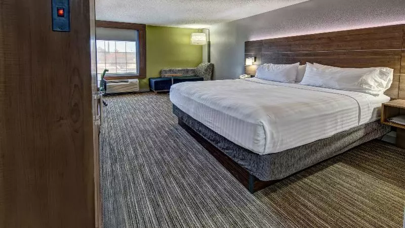 身障者適用キングサイズベッドルーム, Holiday Inn Express & Suites Crossville, An Ihg