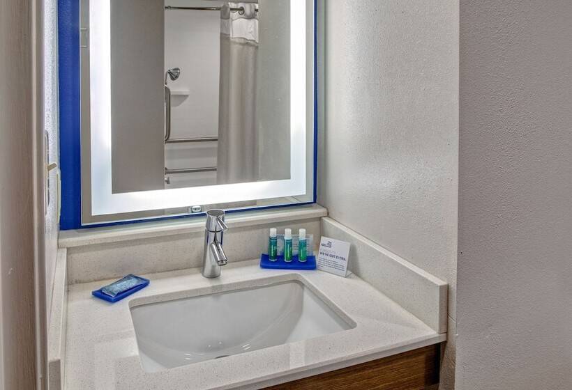 جناح لذوى الاحتياجات الخاصة, Holiday Inn Express & Suites Crossville, An Ihg