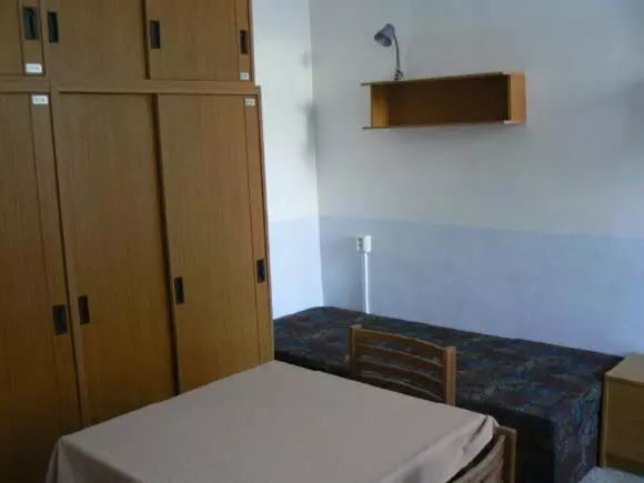 ルームシェアのワンベッド, Hostel Modrá
