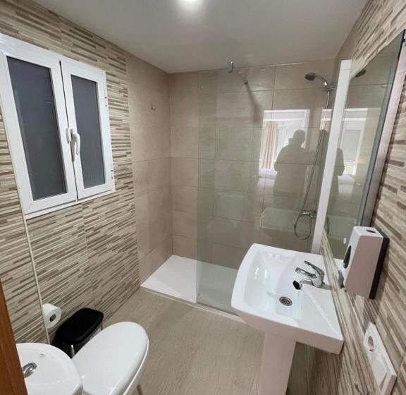 اتاق استاندارد سه نفره, Pensión Portugal