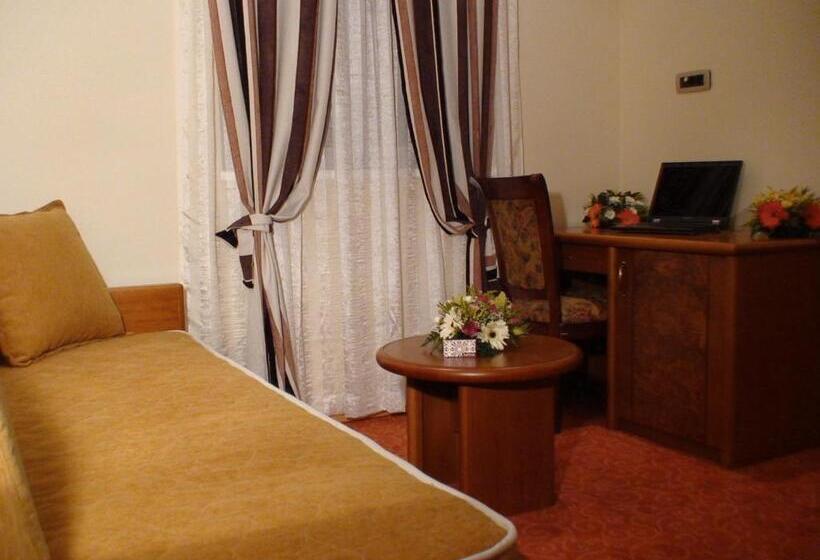 سوئیت 2 خوابه, Garni Hotel Bambis
