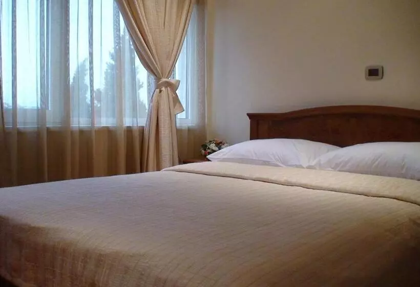 سوئیت 2 خوابه, Garni Hotel Bambis