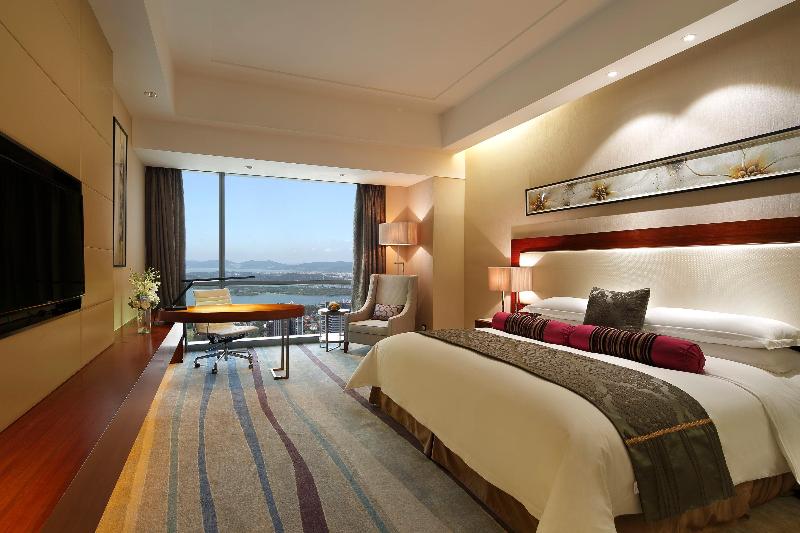 Suite with lake view, Crowne Plaza Wuxi Taihu, An Ihg