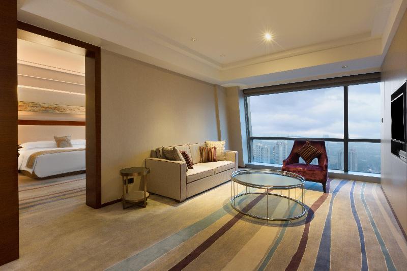 Suite with lake view, Crowne Plaza Wuxi Taihu, An Ihg