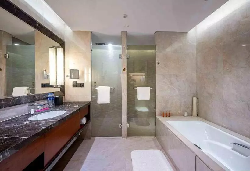 キングサイズベッドのスイートルーム, Crowne Plaza Wuxi Taihu, An Ihg