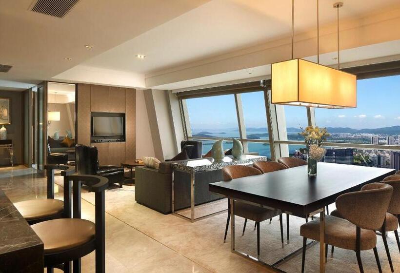 Suite with lake view, Crowne Plaza Wuxi Taihu, An Ihg