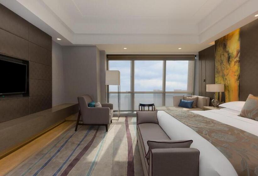 Suite with lake view, Crowne Plaza Wuxi Taihu, An Ihg