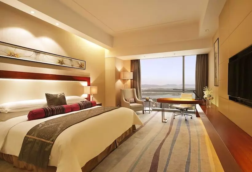 Suite with lake view, Crowne Plaza Wuxi Taihu, An Ihg