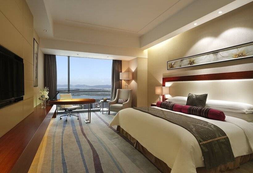Suite with lake view, Crowne Plaza Wuxi Taihu, An Ihg