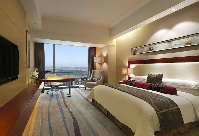 Suite with lake view, Crowne Plaza Wuxi Taihu, An Ihg