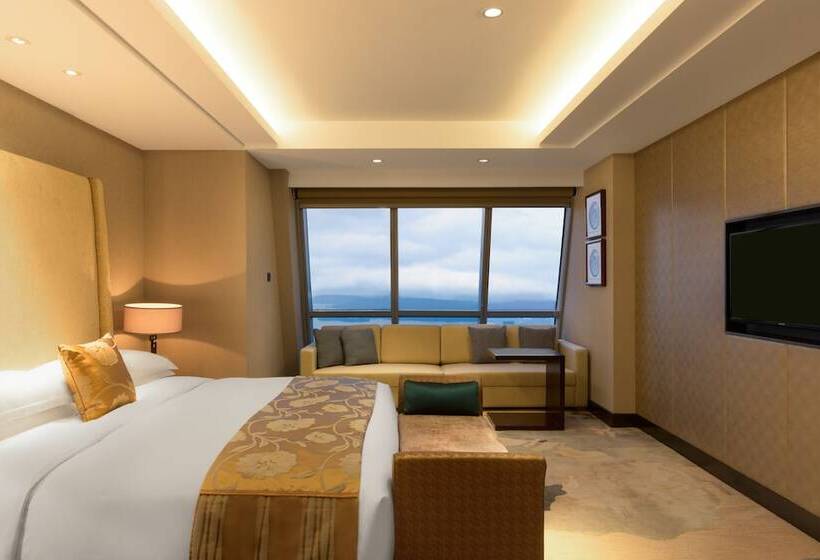 Suite with lake view, Crowne Plaza Wuxi Taihu, An Ihg
