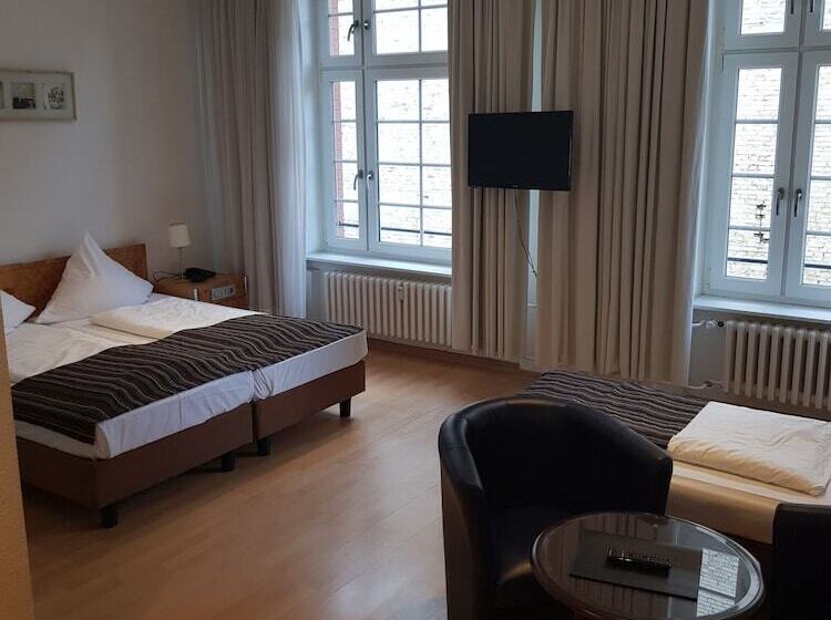 اتاق استاندارد چهار تخته, Erlanger Hof