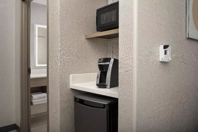 身障者適用スイートルーム, Holiday Inn Express & Suites Knoxville Clinton, An Ihg
