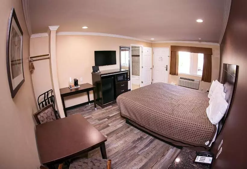 キングサイズベッドのスタンダードルーム, Rodeway Inn & Suites
