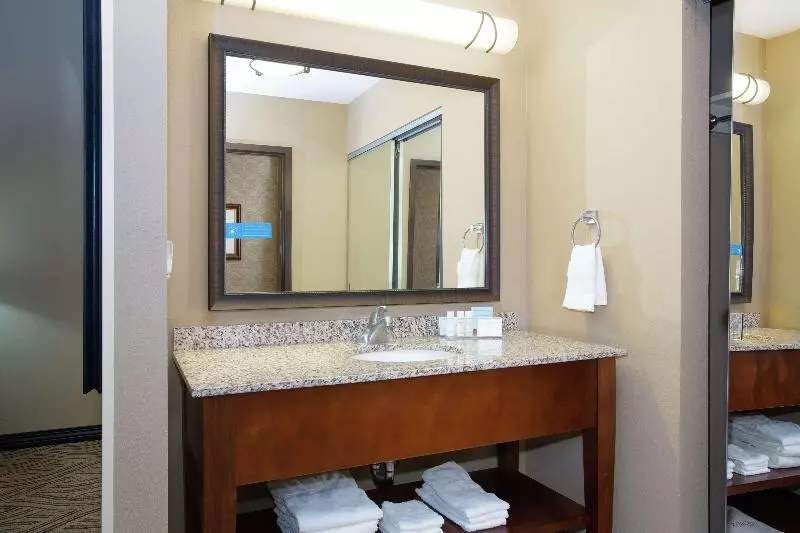 キングサイズベッドのスイートルーム, Rodeway Inn & Suites