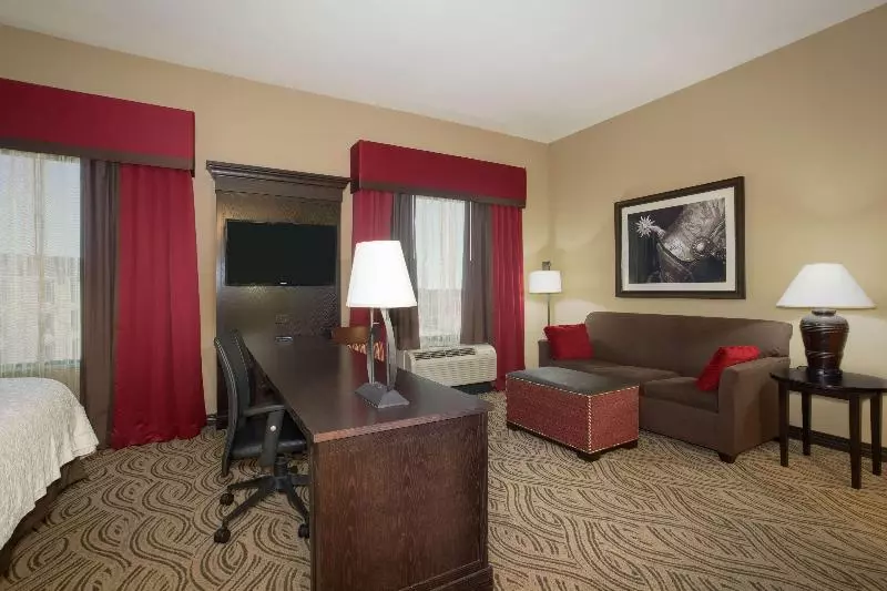 キングサイズベッドのスイートルーム, Rodeway Inn & Suites
