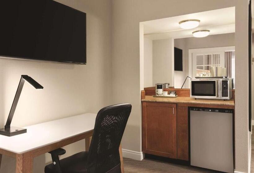 キングサイズベッドのスイートルーム, Radisson Hotel Providence Airport