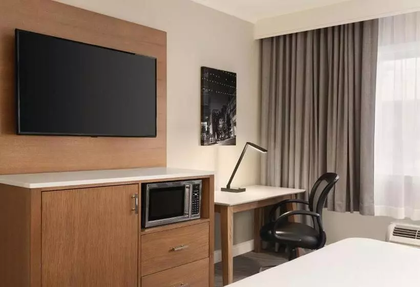 キングサイズベッドのスイートルーム, Radisson Hotel Providence Airport