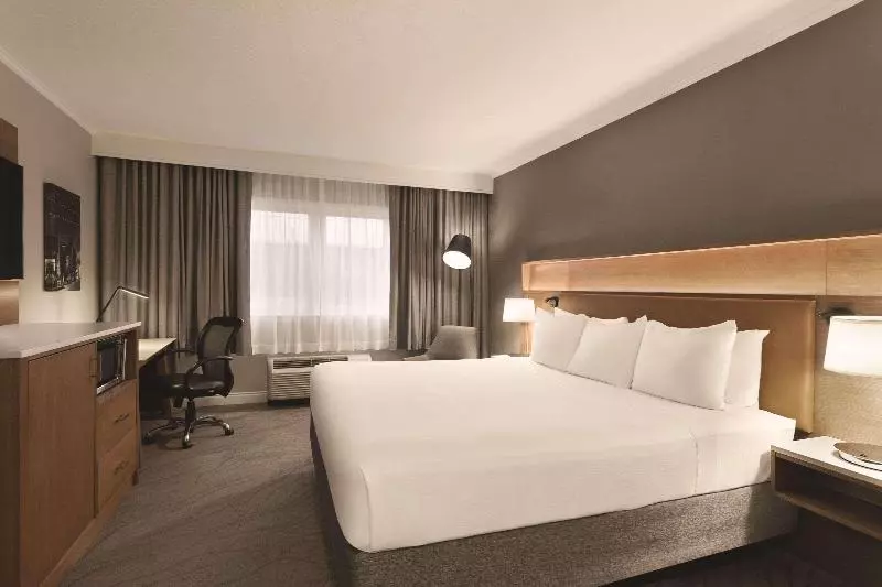 キングサイズベッドのスイートルーム, Radisson Hotel Providence Airport