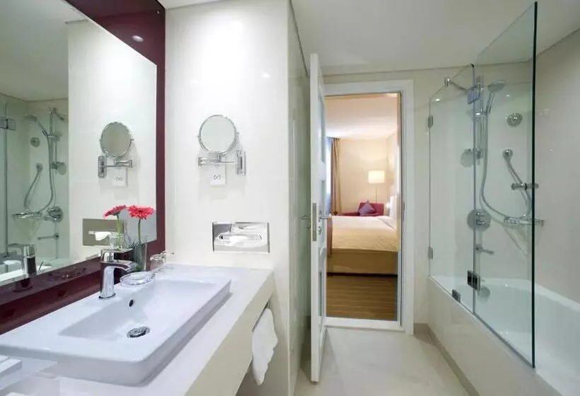 キングサイズベッドのスイートルーム, Holiday Inn Alseeb Muscat, An Ihg