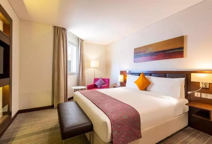 キングサイズベッドのスイートルーム, Holiday Inn Alseeb Muscat, An Ihg