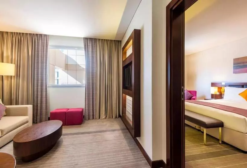 キングサイズベッドのスイートルーム, Holiday Inn Alseeb Muscat, An Ihg