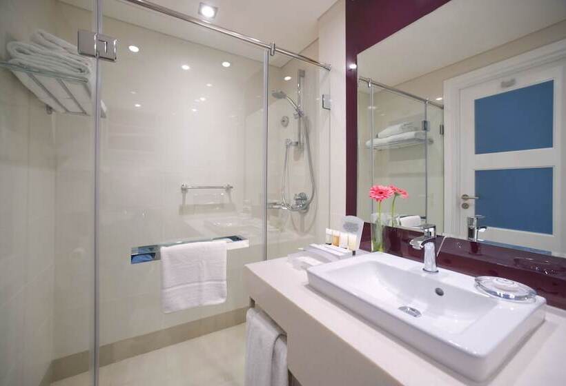 اتاق استاندارد با چشم‌انداز استخر, Holiday Inn Alseeb Muscat, An Ihg