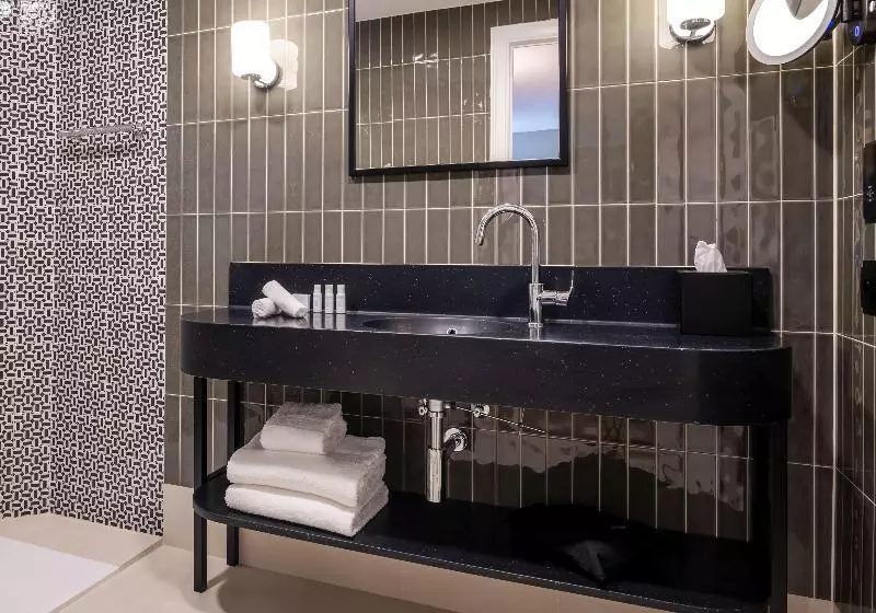 キングサイズベッドのスイートルーム, Holiday Inn Alseeb Muscat, An Ihg