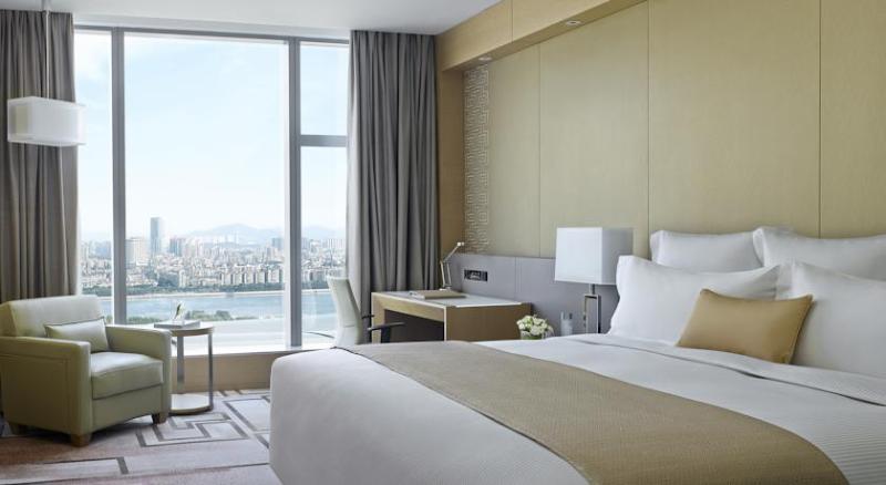 Deluxe room with river view, Langham Place Guangzhou   Walking Distance To Canton Fair & Overseas Buyers Registration Service
