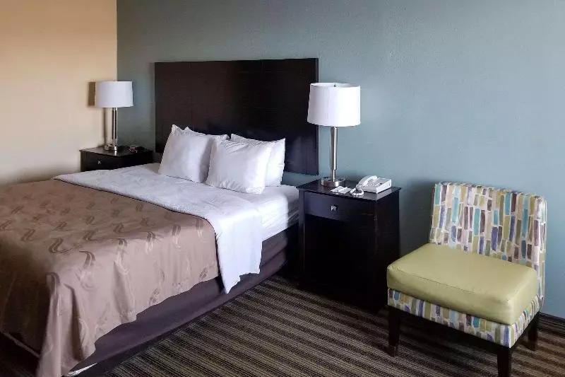キングサイズベッドのスタンダードルーム, Quality Inn Calhoun North I75