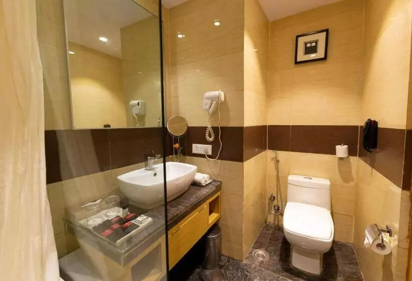 キングサイズベッドのスタンダードルーム, Ramada Neemrana