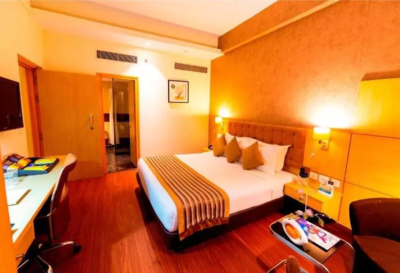 キングサイズベッドのスイートルーム, Ramada Neemrana