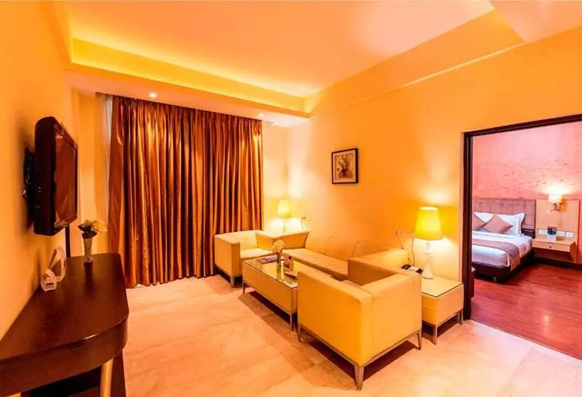 キングサイズベッドのスイートルーム, Ramada Neemrana