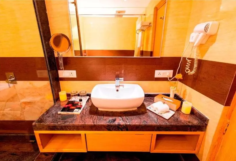 キングサイズベッドのスイートルーム, Ramada Neemrana
