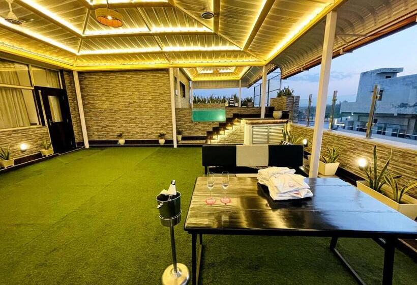 جناح, Ramada Neemrana