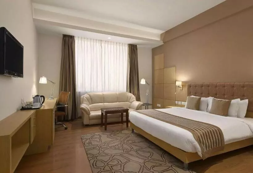 キングサイズベッドのスタンダードルーム, Ramada Neemrana