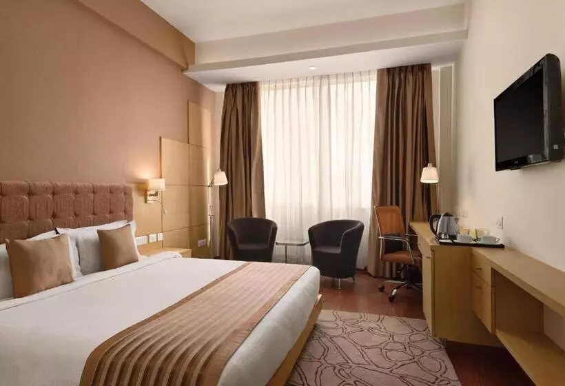キングサイズベッドのスタンダードルーム, Ramada Neemrana
