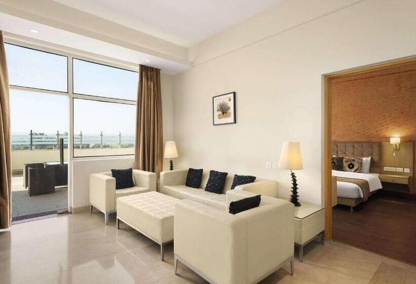 Люкс, Ramada Neemrana