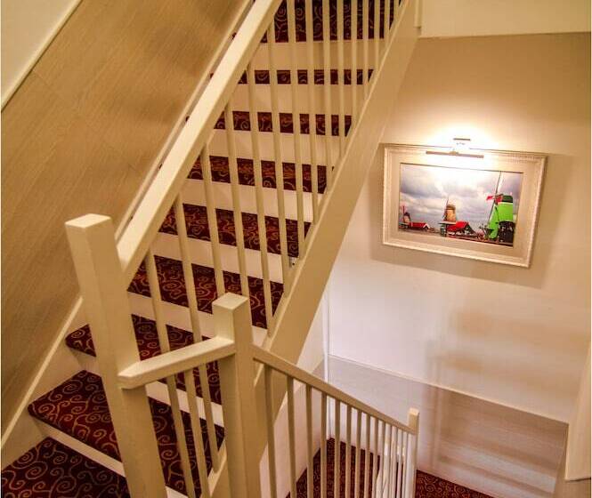 اتاق خانوادگی, Amsterdam Downtown