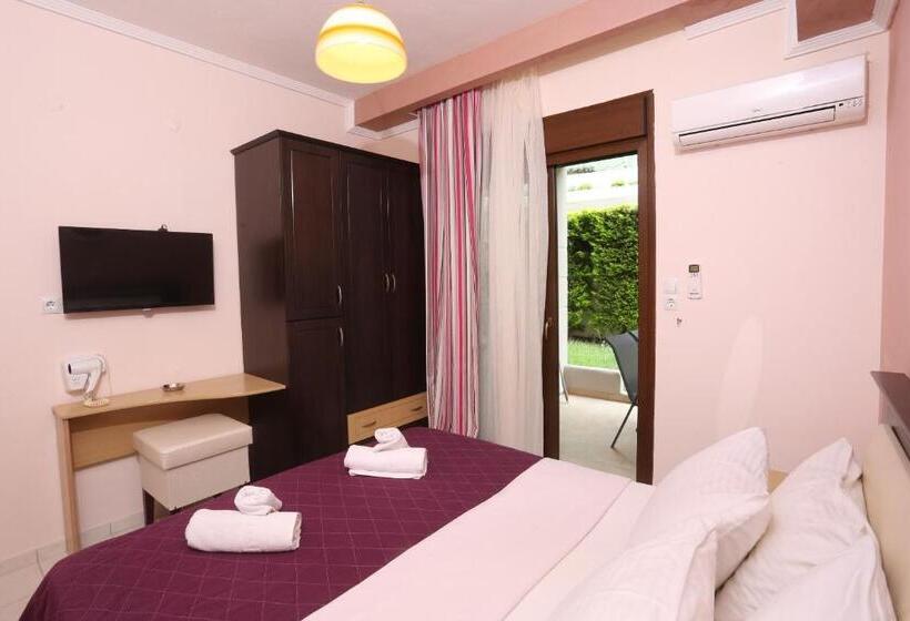 חדר משפחתי, Anna Maria Paradise