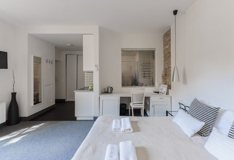 استودیوی استاندارد, Moon Garden Boutique