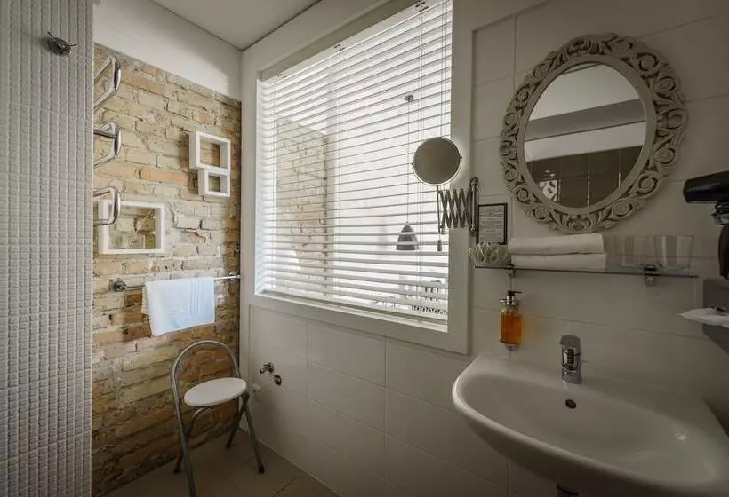 استودیوی استاندارد, Moon Garden Boutique
