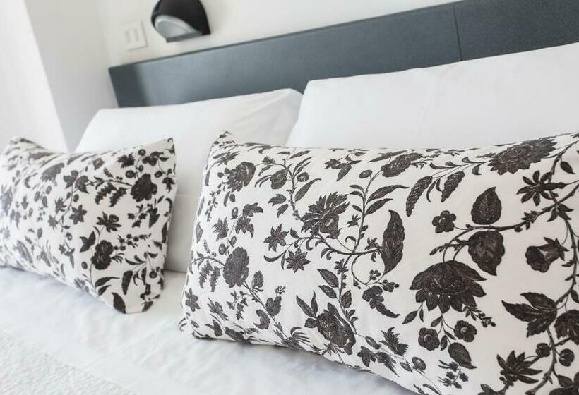 اتاق عادی, Tiffany & Resort