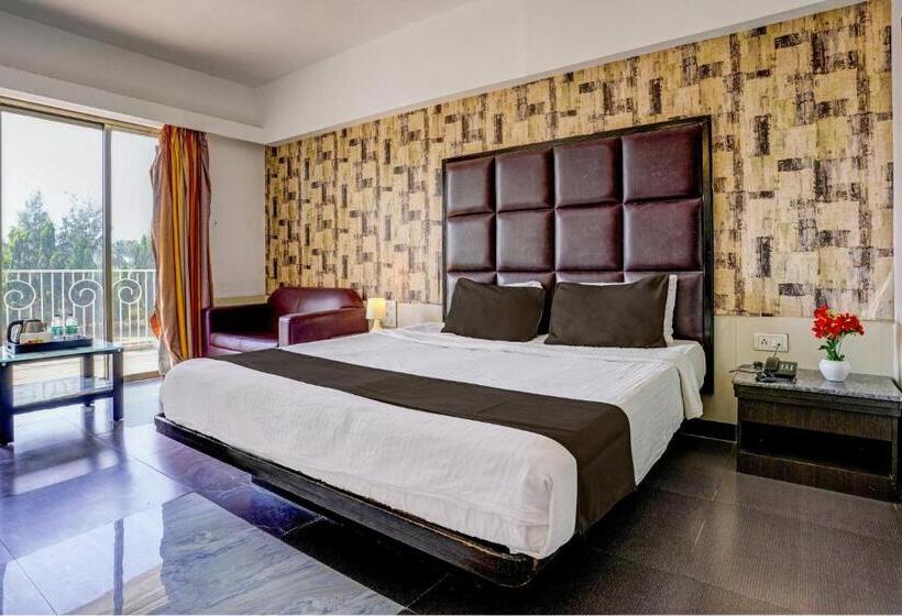 חדר סטנדרטי לשלושה עם נוף, Collection O Martins Inn