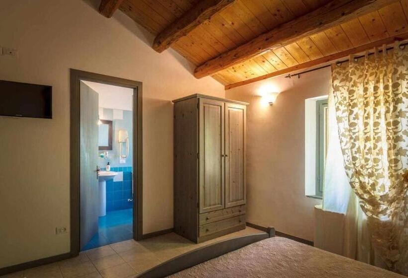 غرفة قياسية مطلّة علي حمام السباحة, La Meriggia Senigallia Agriturismo