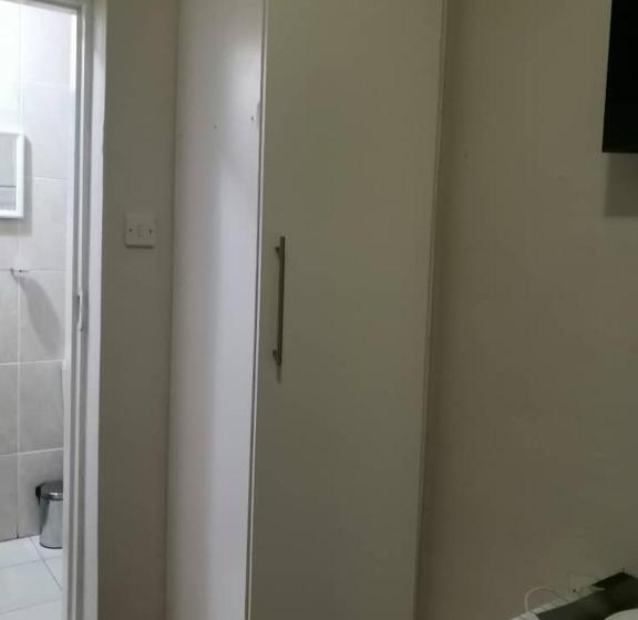 اتاق اکونومی یک تخته, Fabulous Rest Inn