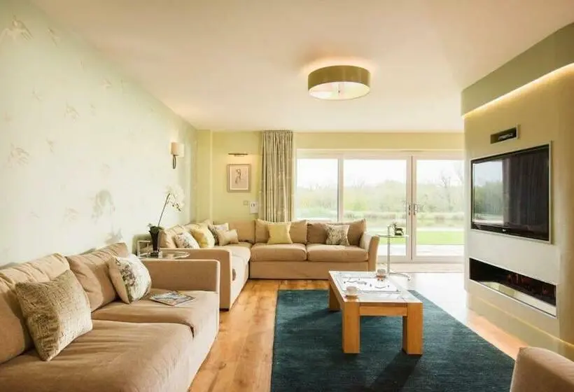 １ベッドルームハウス, Herons House Sleeps 12, Heated Pool, Hot Tub, Sauna, Games Room 5 Star!
