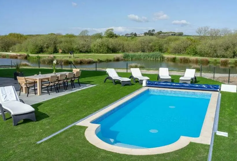 １ベッドルームハウス, Herons House Sleeps 12, Heated Pool, Hot Tub, Sauna, Games Room 5 Star!